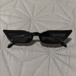 Chic Black Cat-Eye Sunglasses